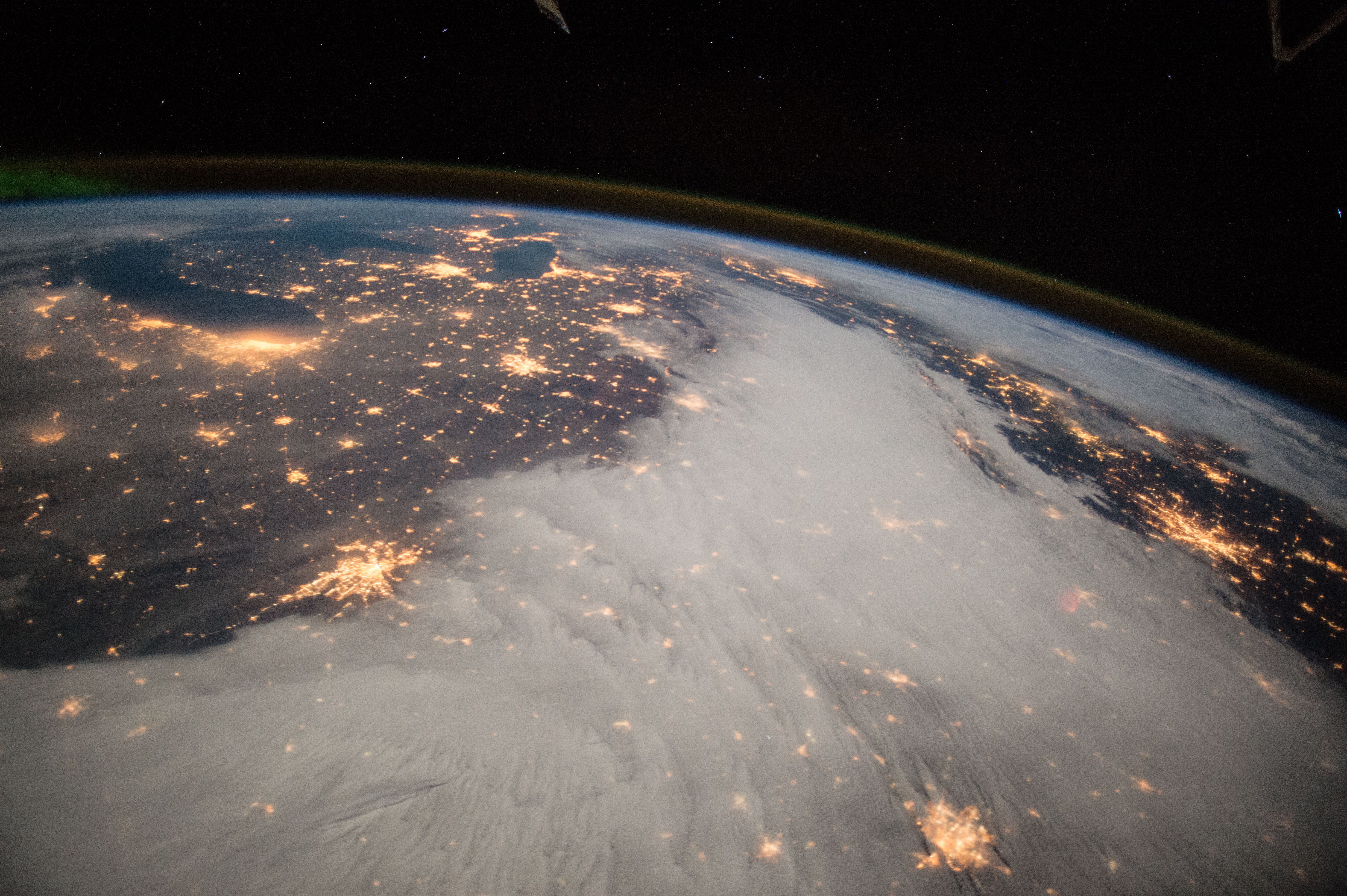 Какого цвета земля из космоса. Снимки земли из космоса. Красивый вид земли из космоса. О земле и космосе. Реальный вид земли из космоса.