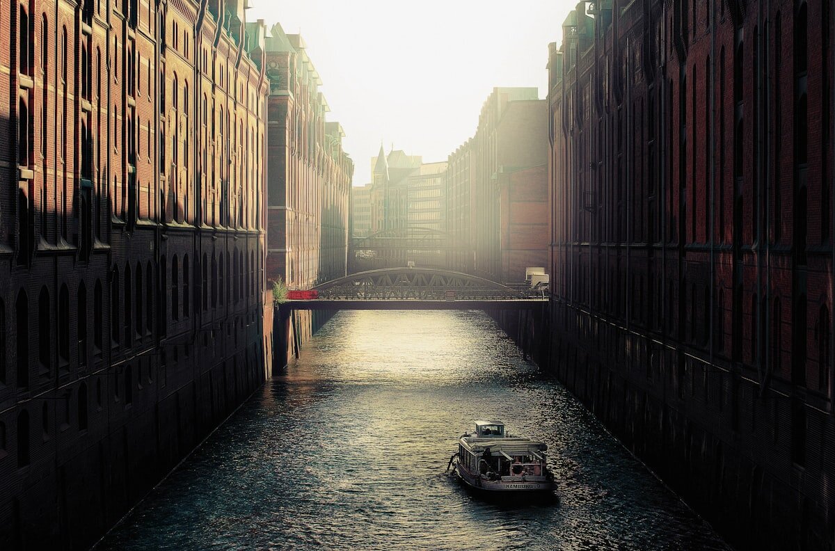 Light rays streaming through darkness - a phenomenological exploration of photography as a medium of light and time